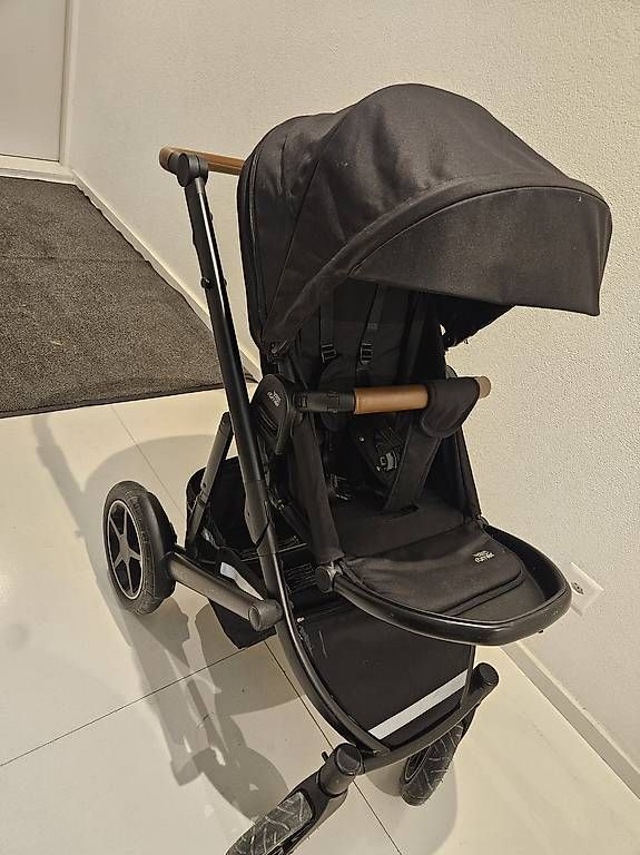 Britax Römer Poussette: Britax Römer poussette – D'occasion à Courtion par Bizzouzzz