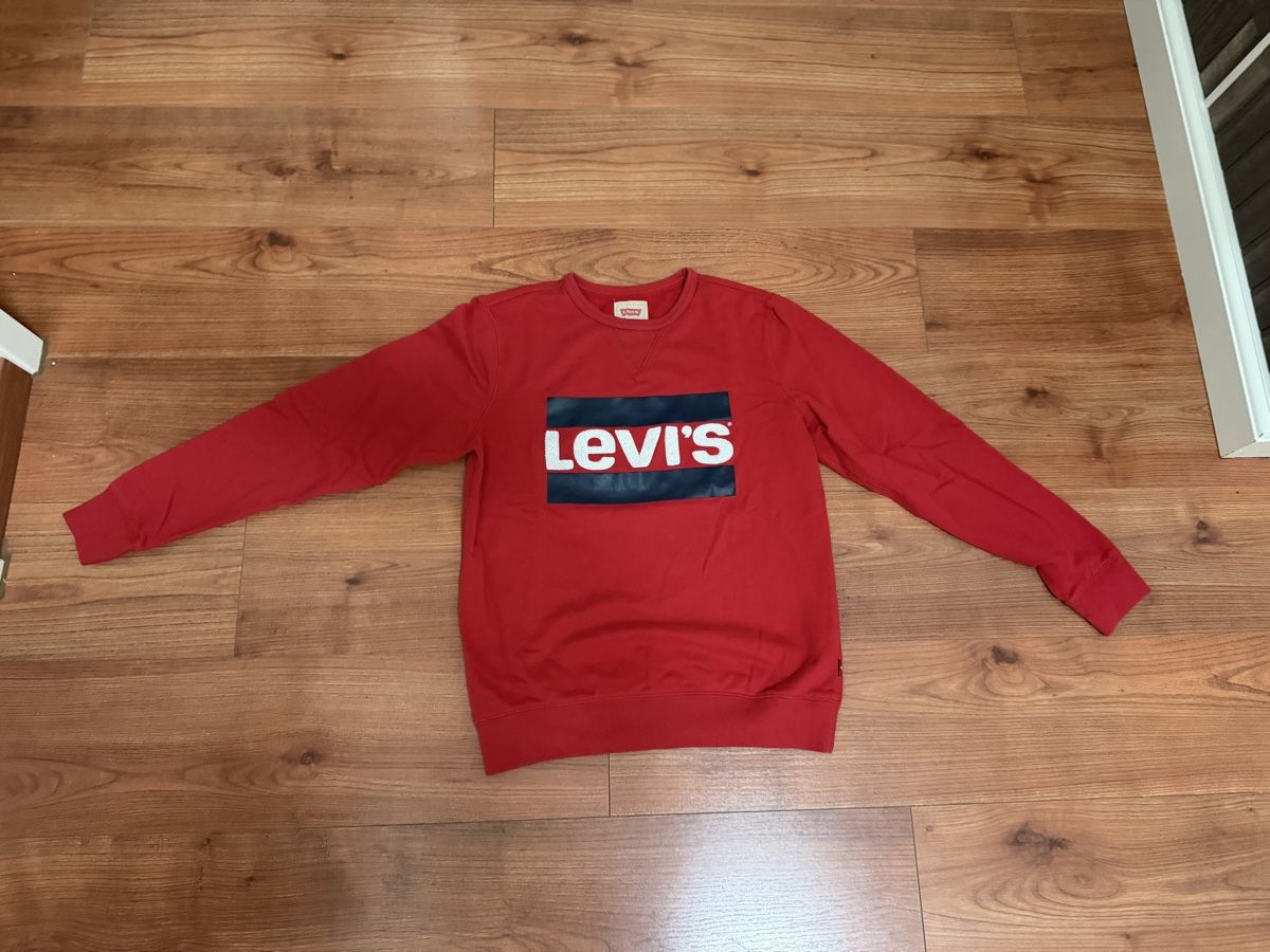 Levi's Pullover & Sweatshirts: Levi’s Sweatshirt Rot Grösse M – Logo Pullover – Gebraucht aus Dänikon ZH von RAFIMIKI