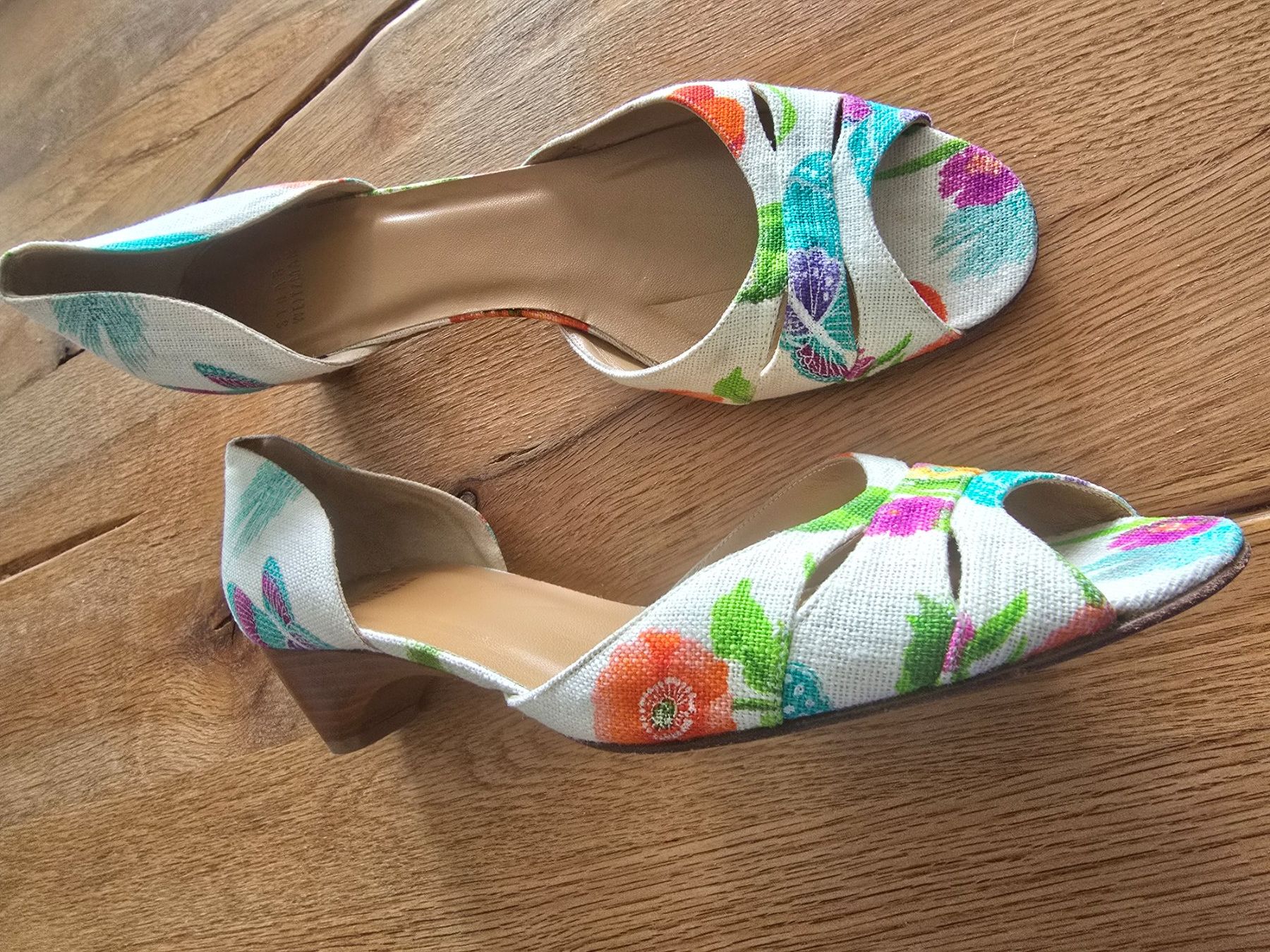 Stuart Weitzman Chaussures femmes: STUART WEITZMAN SANDALE MIT GEWEBTE OBERFLÄCHE/BLUMEN – D'occasion à Möriken AG par rowyta 2