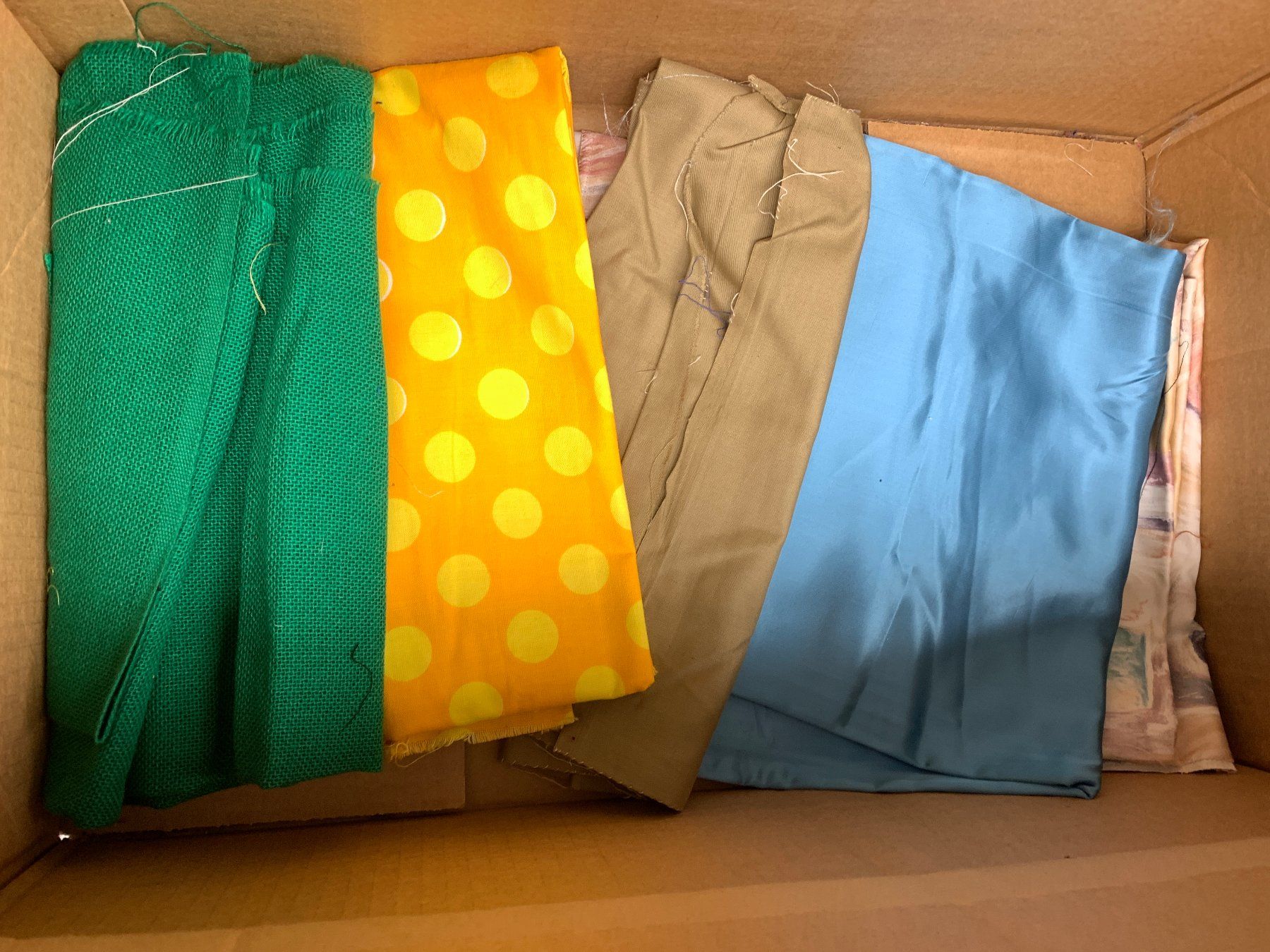 Tessuti: 10kg Stoffresten verschiedene Sorten und Farben – Usato da Rickenbach SZ venduto da Frickler