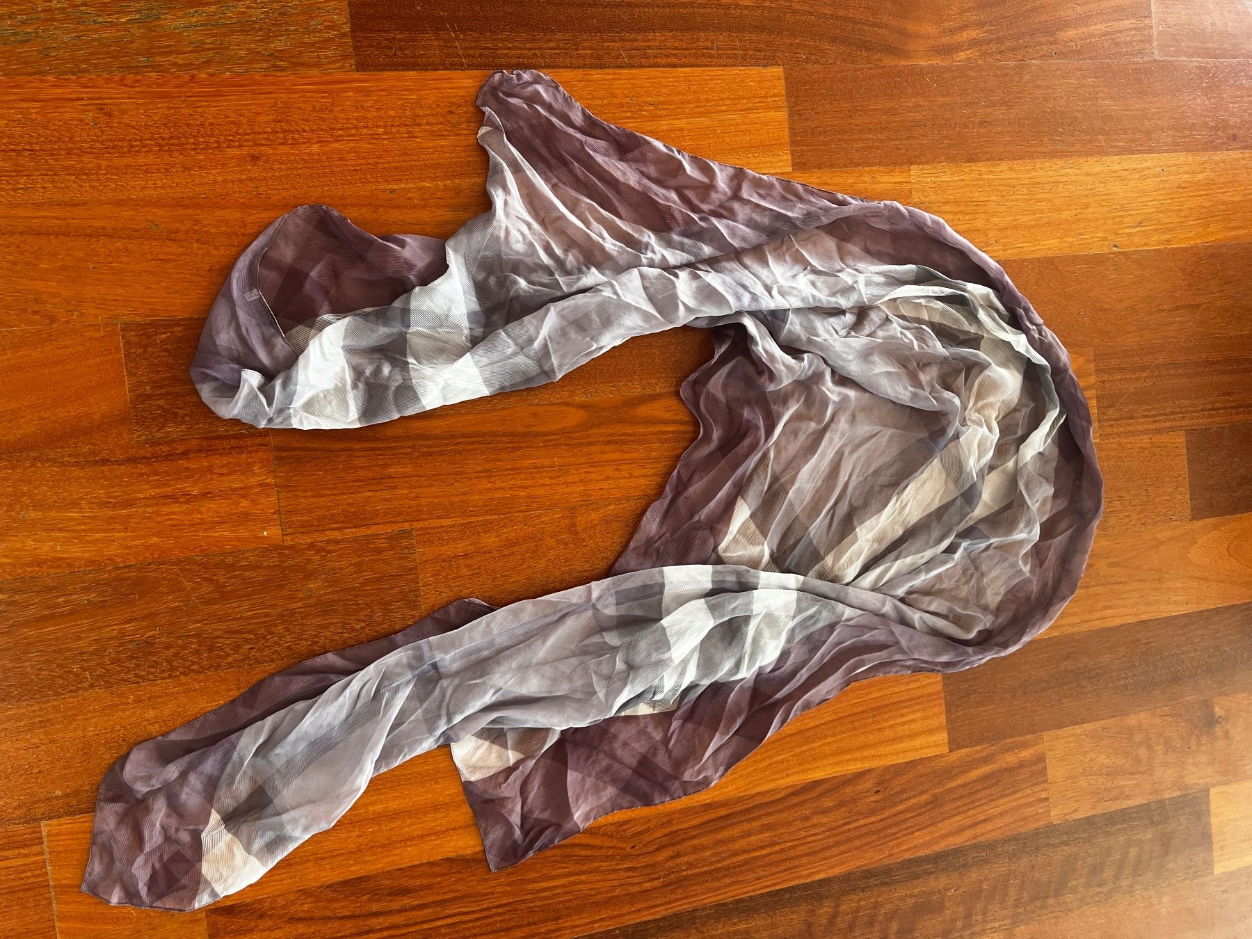 Burberry Foulard & Sciarpe: Burberry Schal Seide violett – Usato da Dietwil venduto da schiwi 1