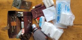 Sanitätstasche, Feldflasche und Verbandsmaterial