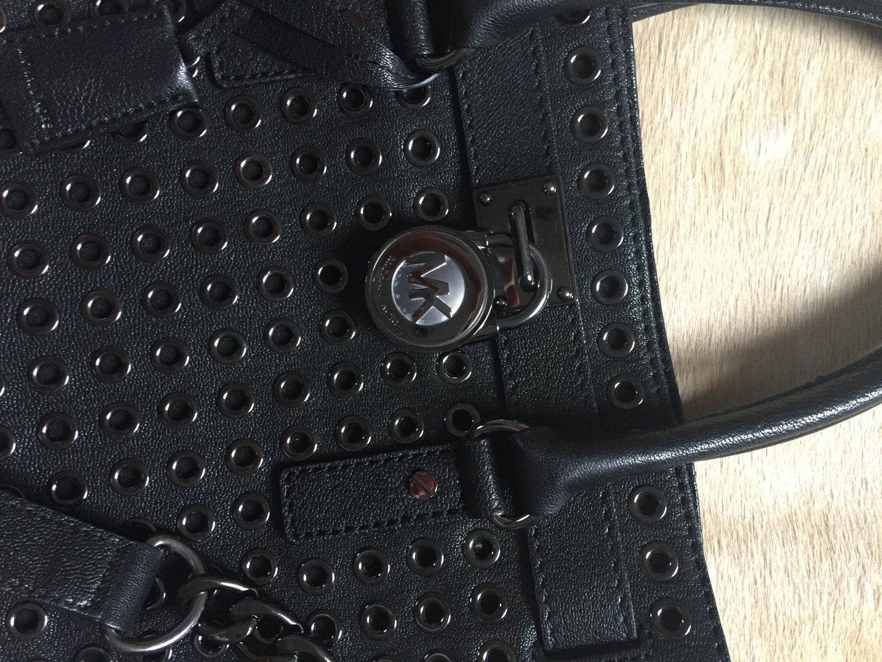 Michael Kors Taschen für Damen: Michael Kors - Lederhandtasche mit Nieten – Neu (gemäss Beschreibung) aus Trüllikon von Megan 1