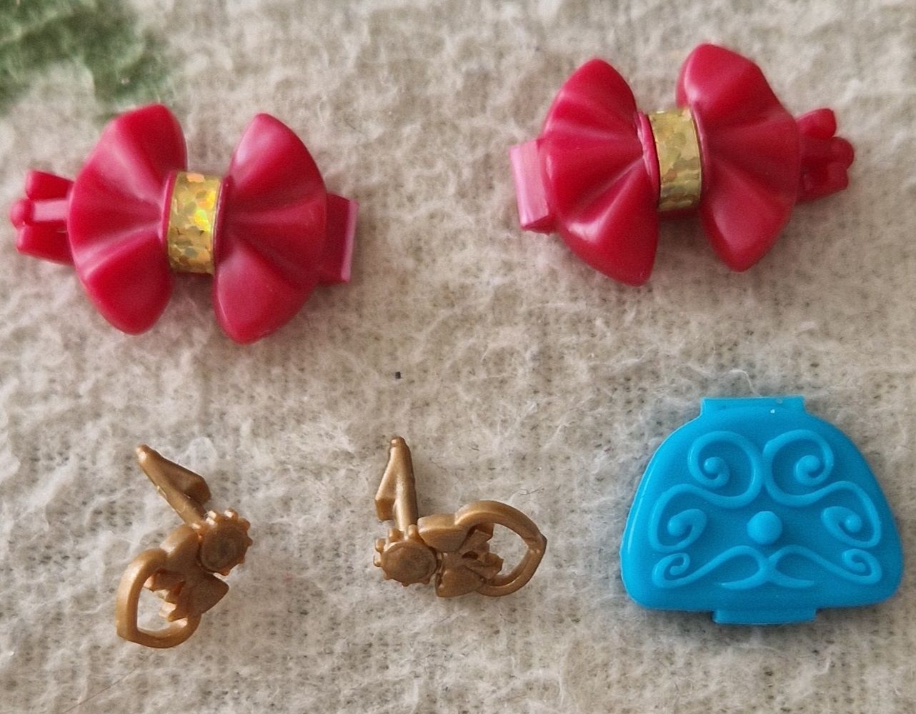 Bambole: accessoires pour Barbie – Usato da Couvet venduto da Pioune