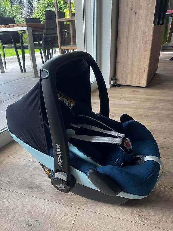 Maxi-Cosi Seggiolini per auto: Maxi Cosi Babyschale inkl. Basisstation mit Isofix – Usato da Ottenbach venduto da Qrider89 1
