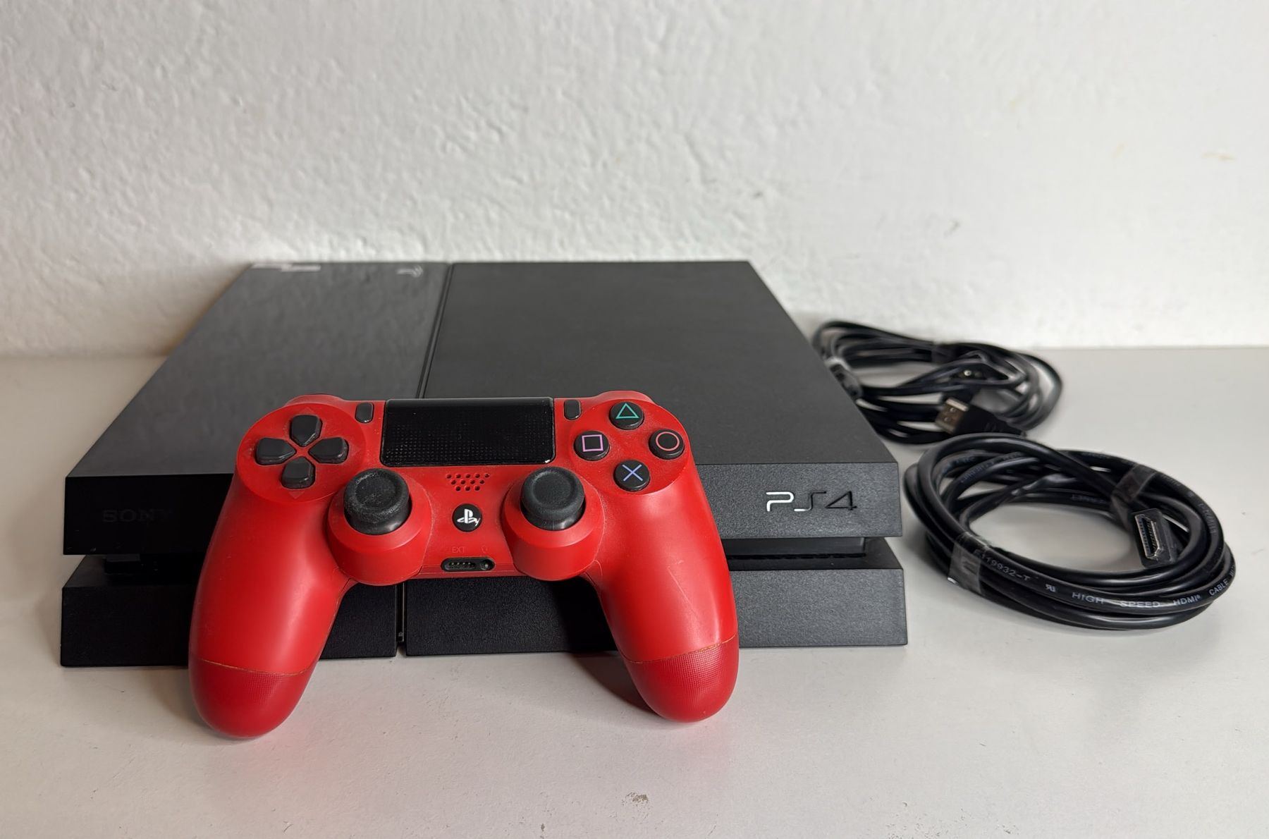 Sony Konsolen: Playstation 4 Konsole mit Controller und Kabeln  – Gebraucht aus Ehrendingen von lax21 1