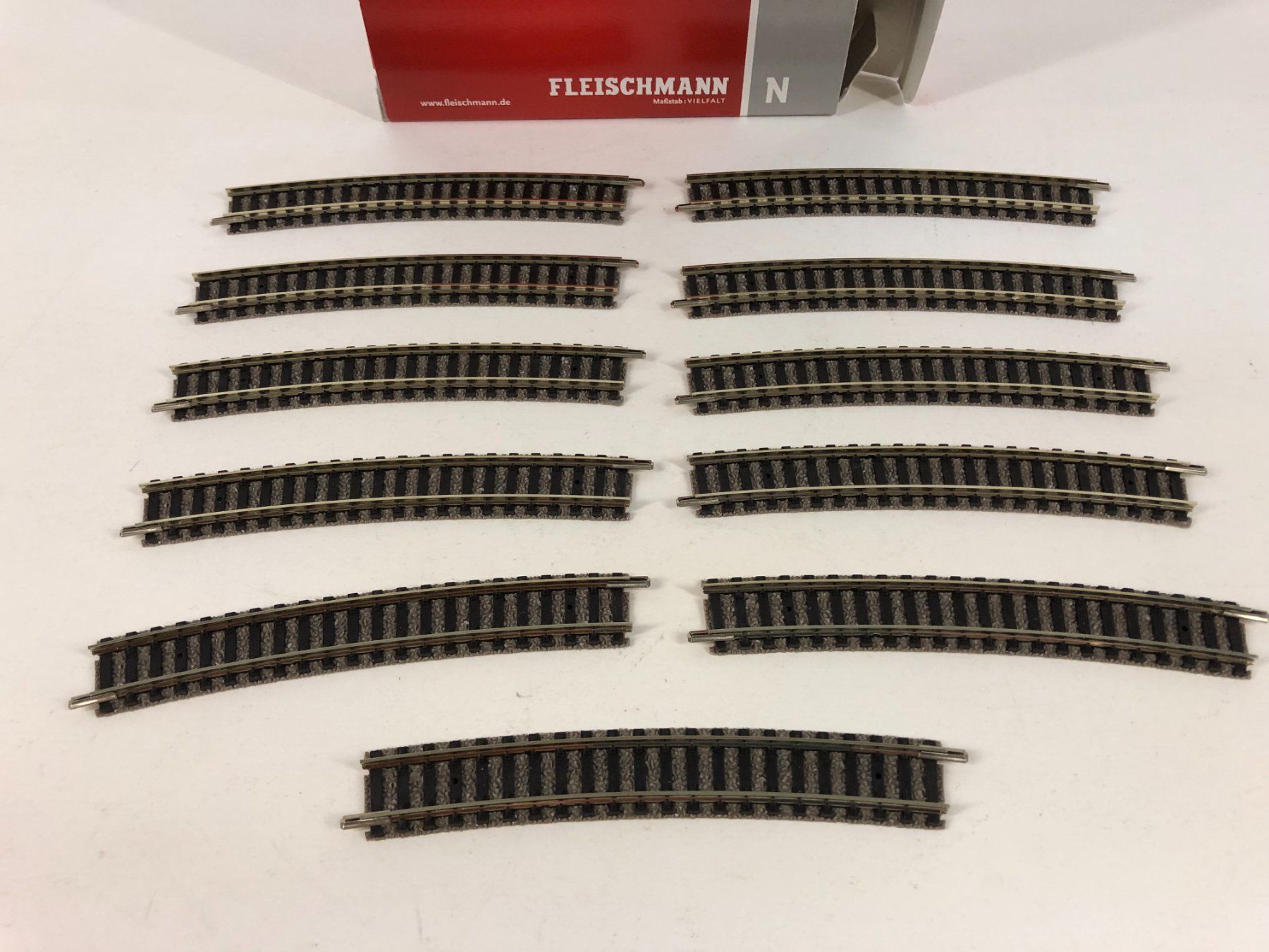 Fleischmann Modellini di ferrovie: Fleischmann Spur N 9131 Gebogenes Gleis R3. – Nuovo e nell'imballaggio originale da Rodersdorf venduto da Joerg11 1