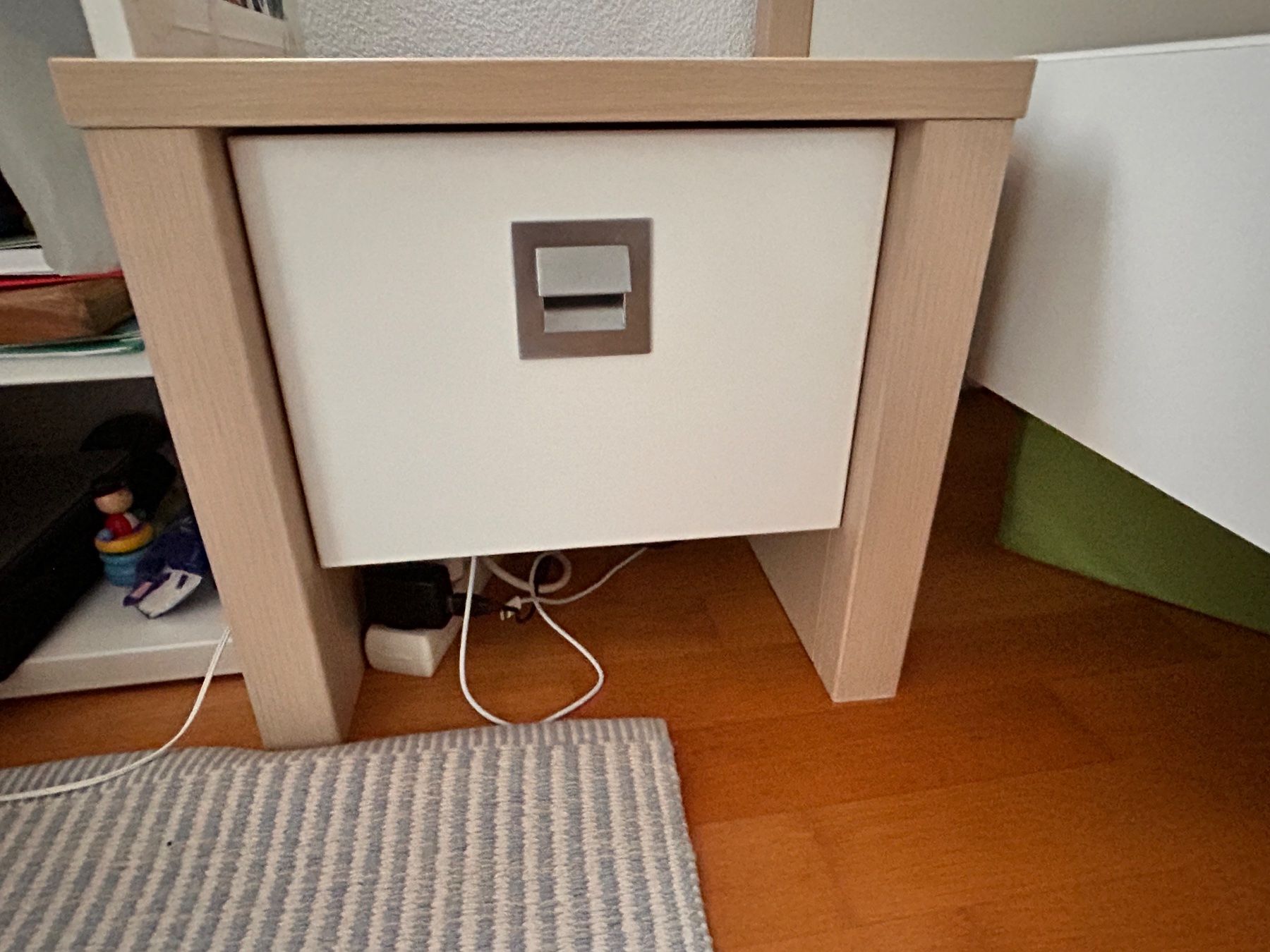 Betten: Jugendbett mit Nachttisch – Gebraucht aus Wettswil am Albis von ele_qy59 2