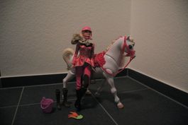 Barbie Reiterin mit ferngesteuertem Pferd und Zubehör