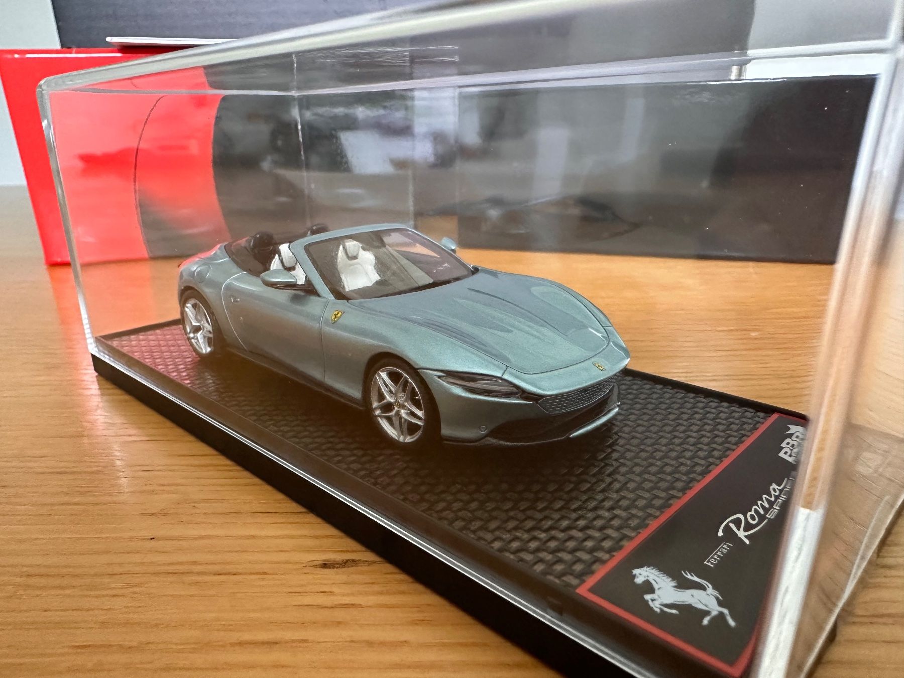 Ferrari Modellautos: Ferrari Roma Spider Celeste Tevere 1/43 – Neu und originalverpackt aus Stein AR von Krabbe2 1