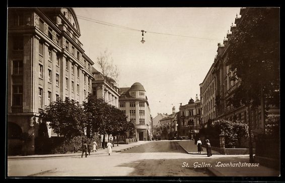 Cartoline postali: AK St. Gallen, Leonhardstrasse mit Passanten – Usato da Berlin venduto da bartko-reher