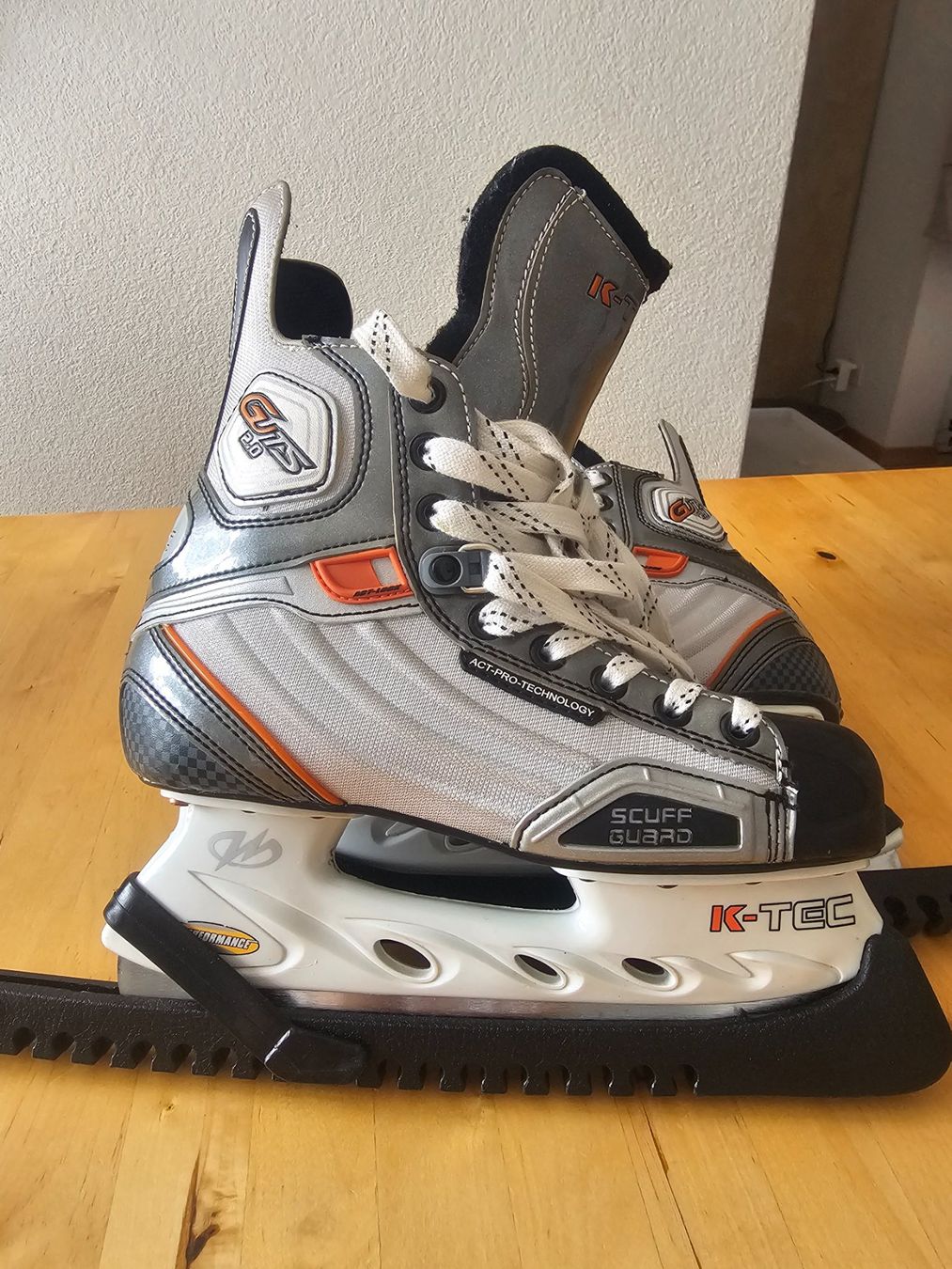 Pattini da ghiaccio: Eishockeyschlittschuh K-Tec – Usato da Boll venduto da mcsaendy