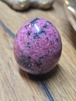 Rhodonit Ei poliert rosa schwarz 170g Heilstein