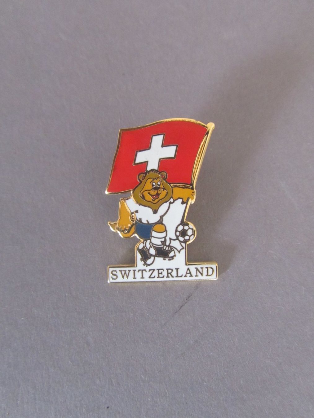 Swiss Placchette & Badge: Schweizer Fussball Pin Anstecker Maskottchen – Usato da Seengen venduto da mikelele
