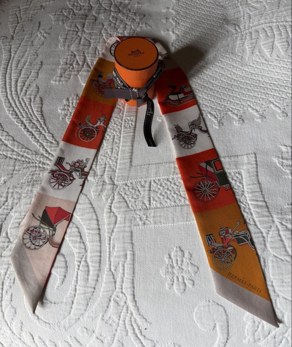 Foulard & Sciarpe: Twilly Seidentuch Hermès Paris Chiffre "Voitures" Orange – Usato da Rougemont venduto da phi_cbb8