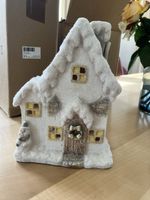 Beleuchtetes Weihnachtshaus mit Schneemann – Winter Deko 24c