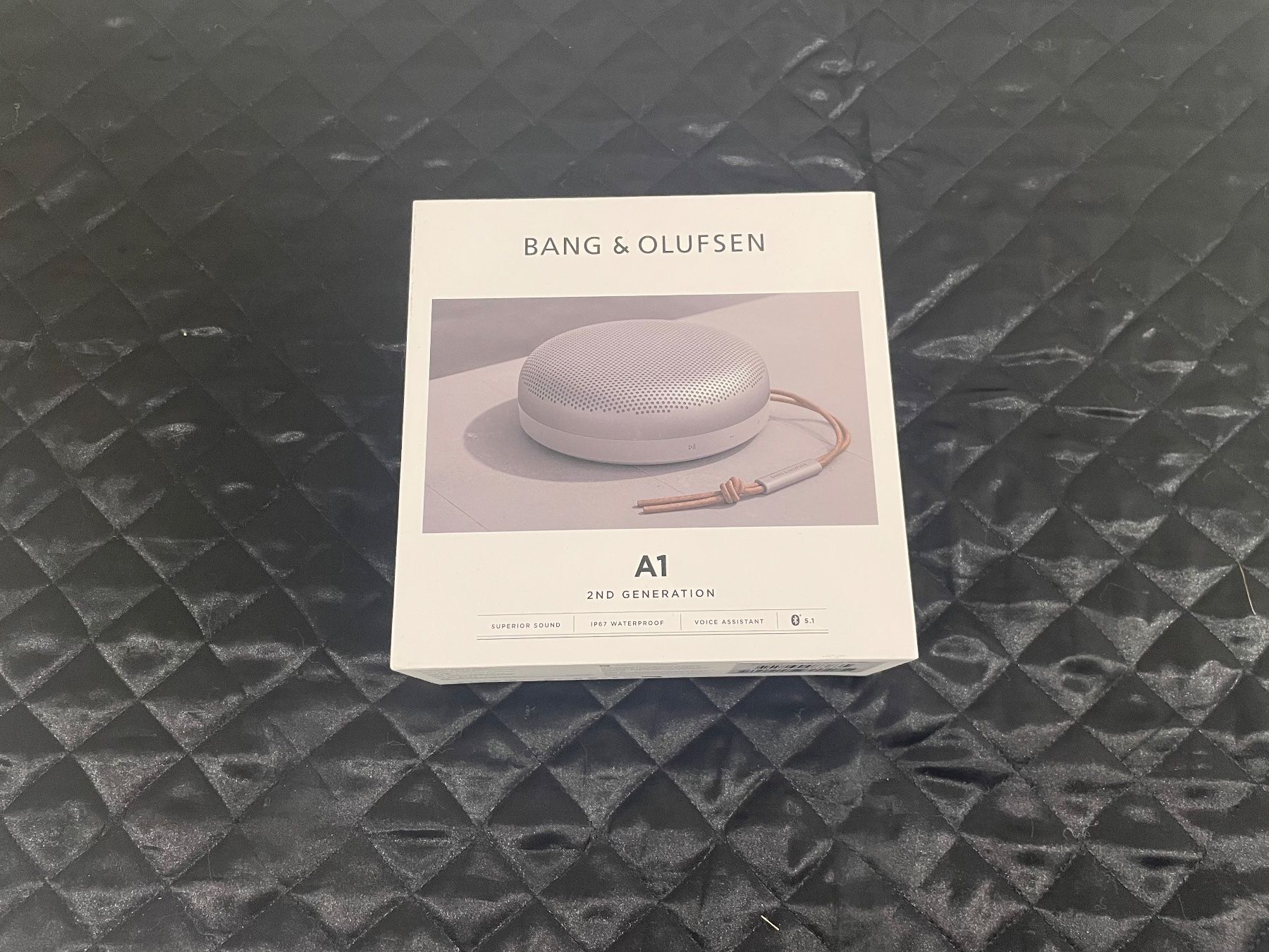 Bang & Olufsen Lautsprecher: B&O Beosound A1 2nd Gen Grey Mist – Neu und originalverpackt aus Kirchberg SG von EPGaemperle