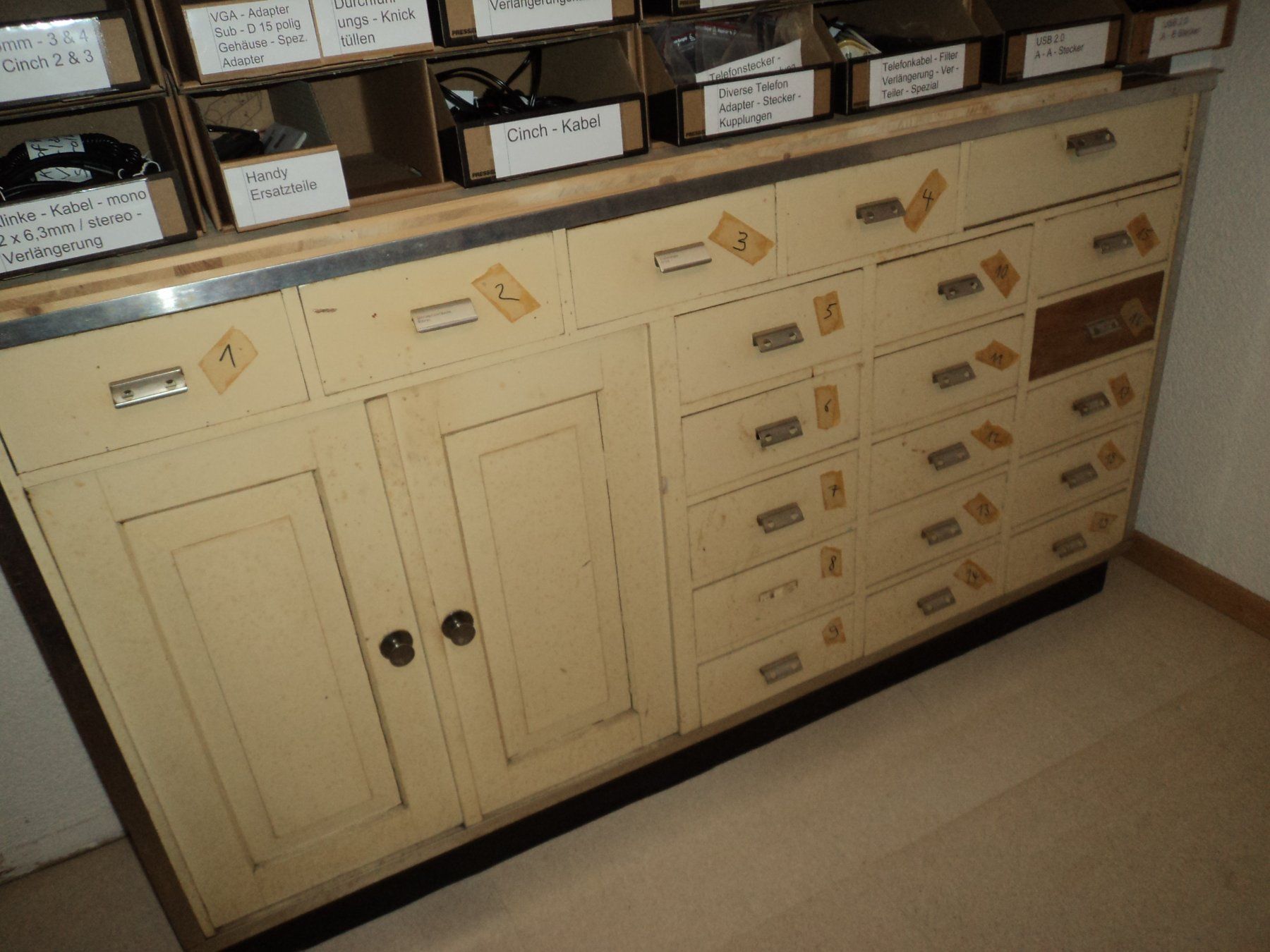 Cassettiere: Coiffeur - Möbel neue Bilder – Usato da Wald ZH venduto da soundmann 1