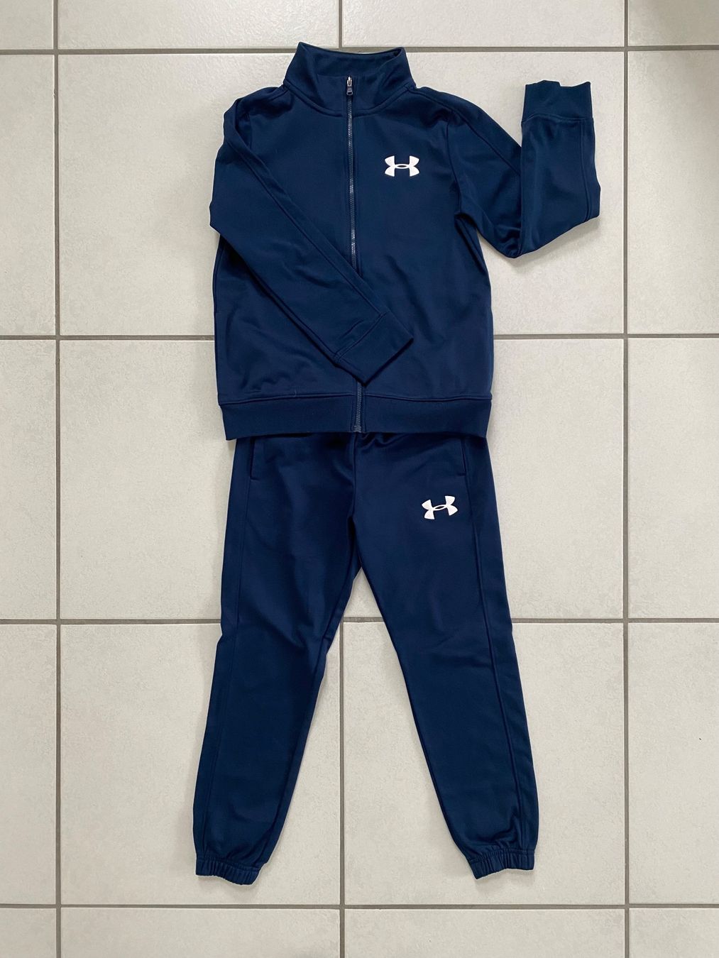 Completi: Under Armour Set Trainingsanzug navy Gr. 127-137 – Usato da Hermetschwil-Staffeln venduto da Fipo79