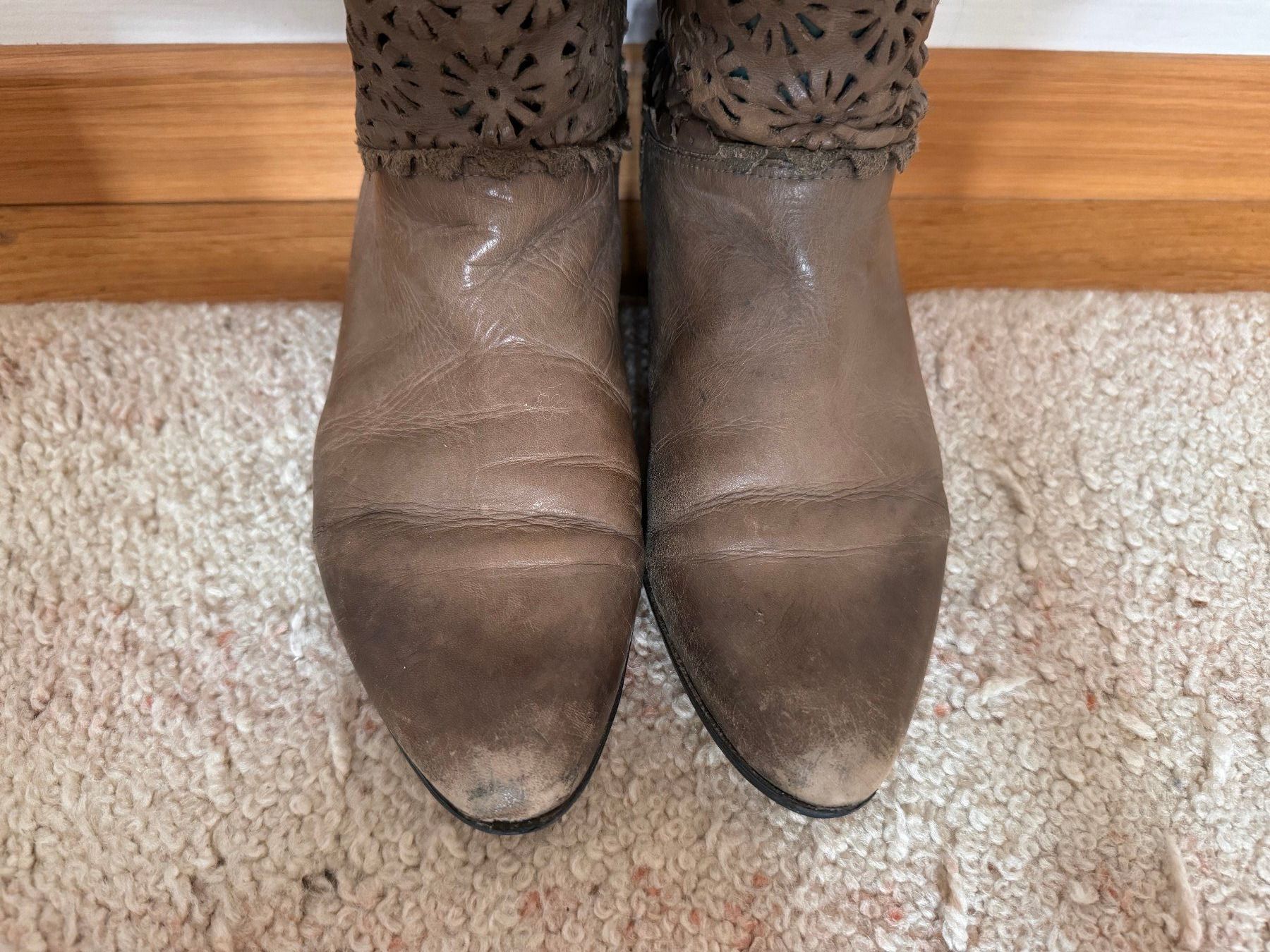 Scarpe da donna: Verspielte Lederstiefel Grösse 38.5/39 – Usato da Zürich venduto da 411osmanbey 2
