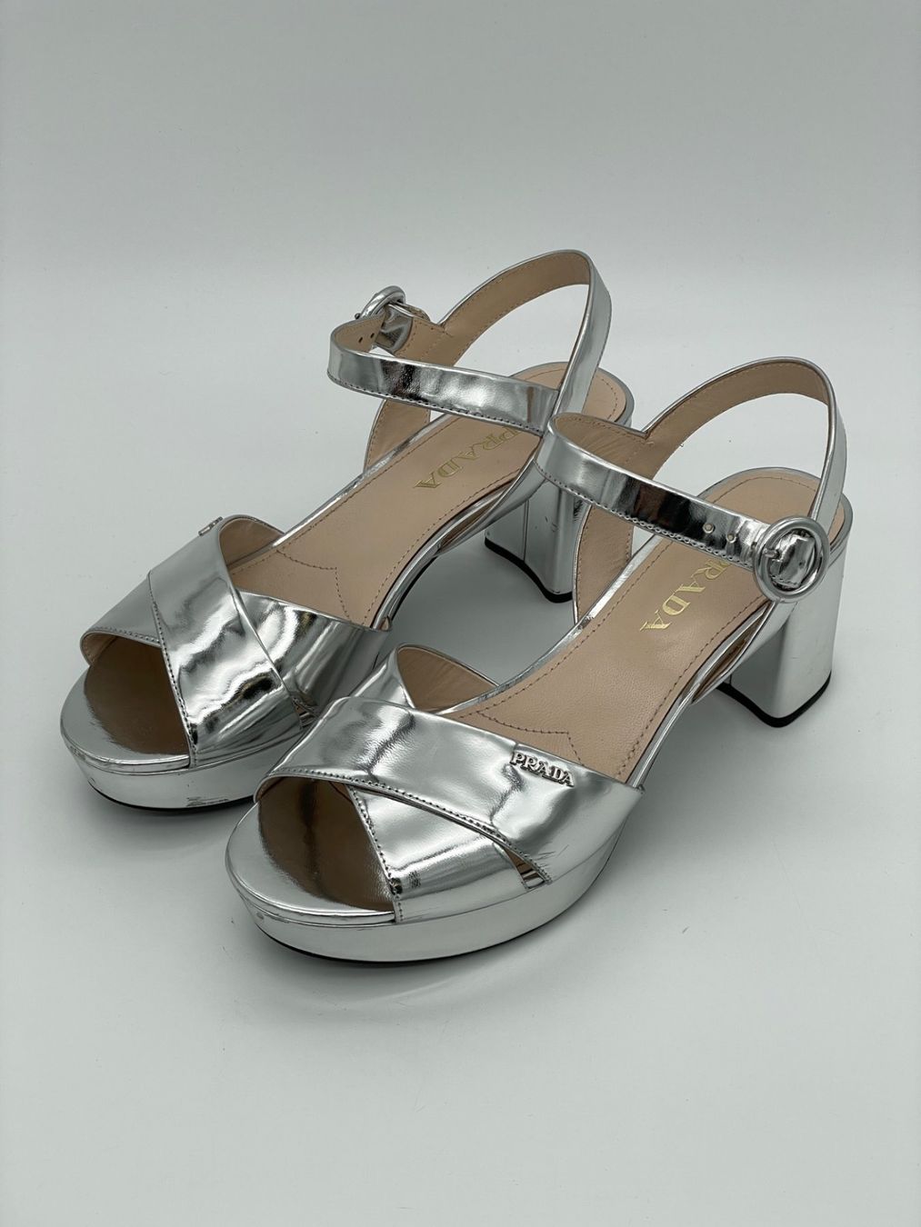 Prada Scarpe da donna: Prada Plateau Sandale mit Absatz EU 39 Metallic – Usato da Zürich venduto da shoe_shop 2