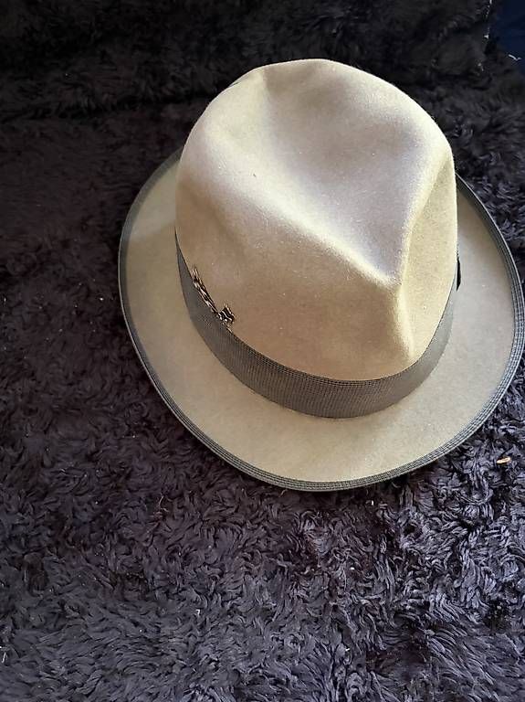 Copricapi, berretti & cappellini: cappello vintage barbisio – Usato da Davesco-Soragno venduto da ele_vxg5 1