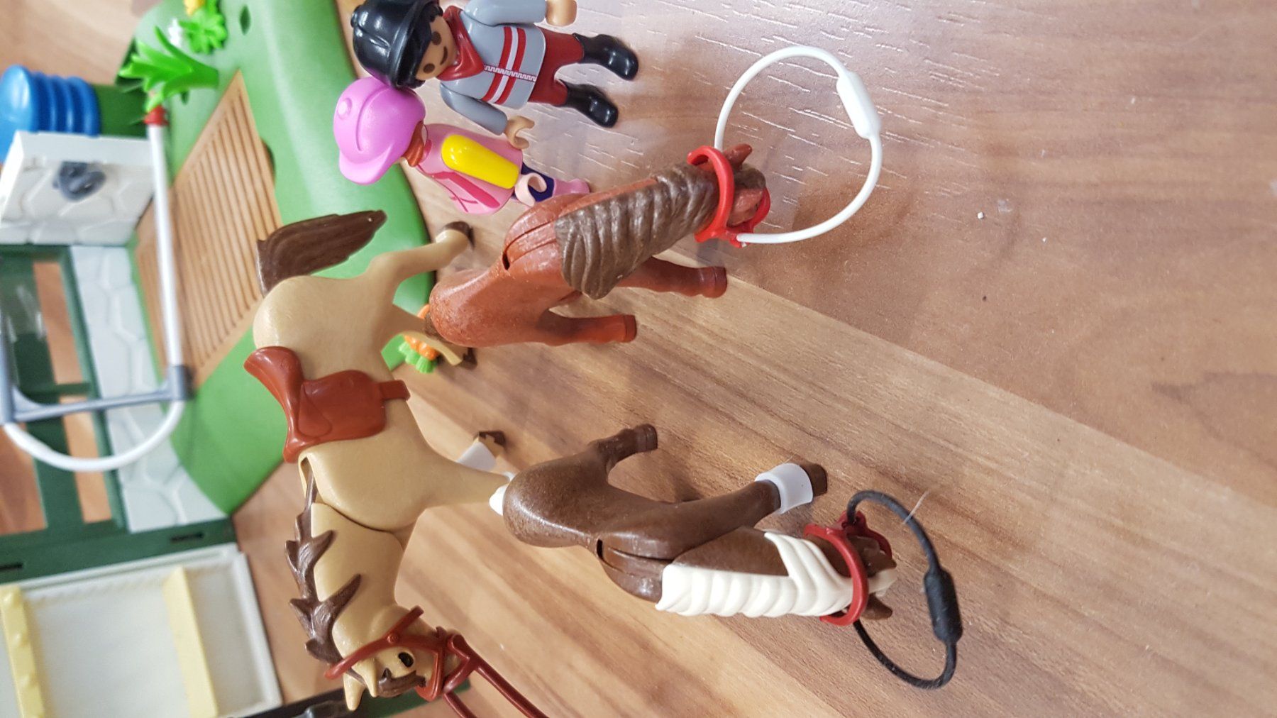 Playmobil Spielzeuge: Playmobil Pferdewaschplatz mit Perden etc B25 – Gebraucht aus Schwarzenburg von Flamingo07 1