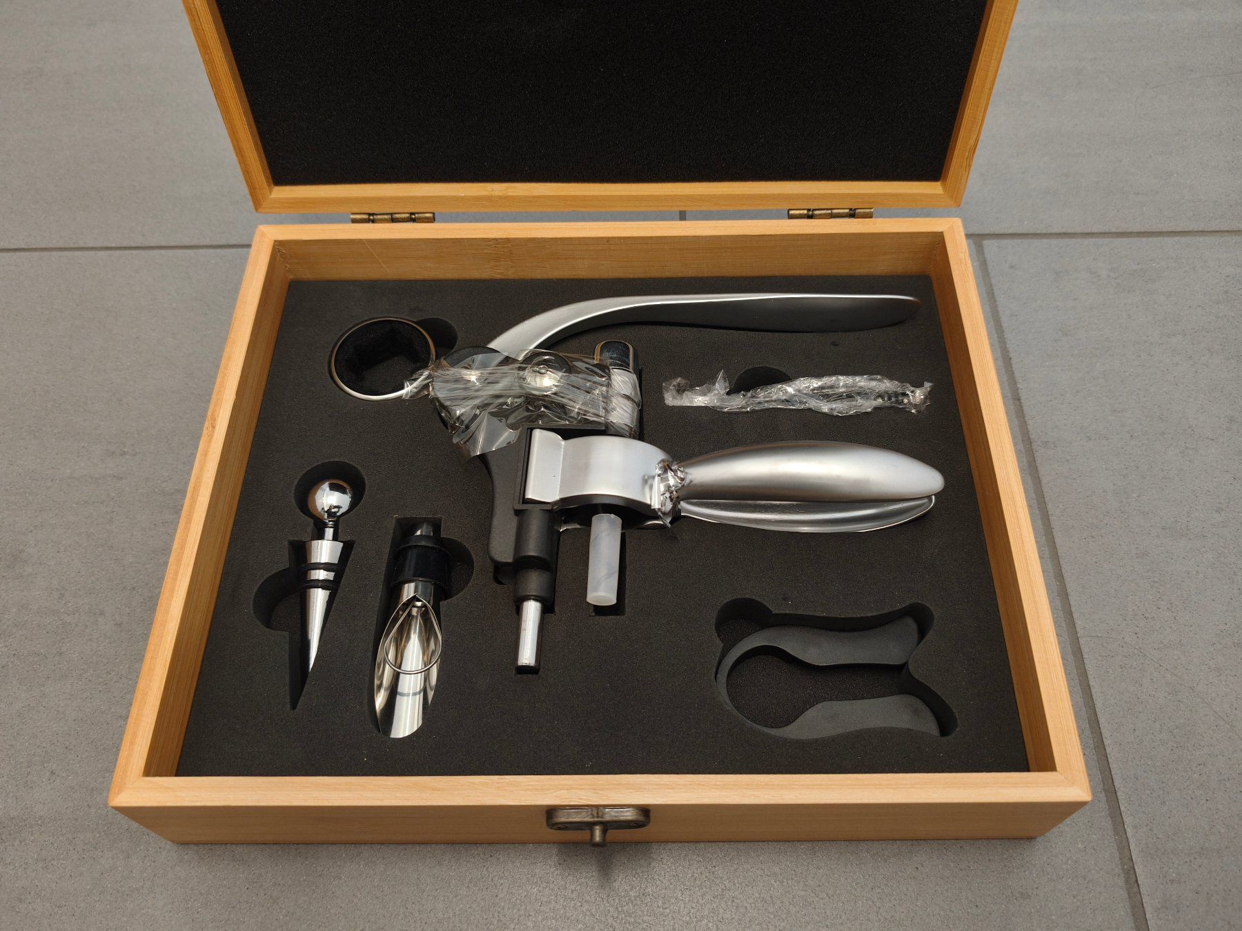 Apribottiglie & Tappi per chiusura: Sommelierset in schöner Bambusbox – Nuovo e nell'imballaggio originale da Zürich venduto da Bluemex