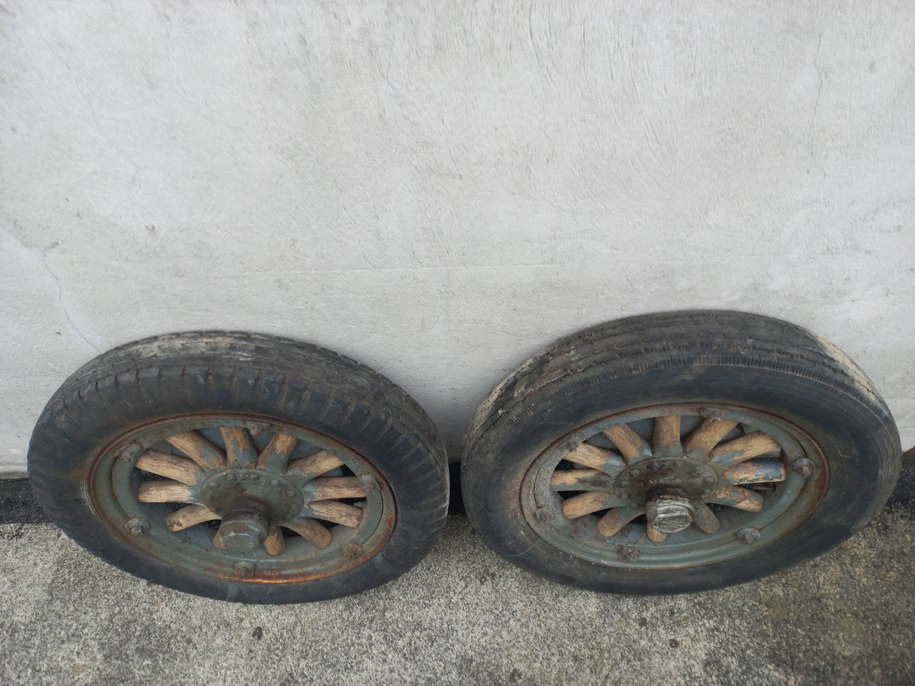 Buick Pneumatici & Ruote complete: Oldtimer 2 Speichenrad / Holzspeichenrad BUICK 21" für Deko – Usato da Dulliken venduto da Dullikenlerchclassic 1