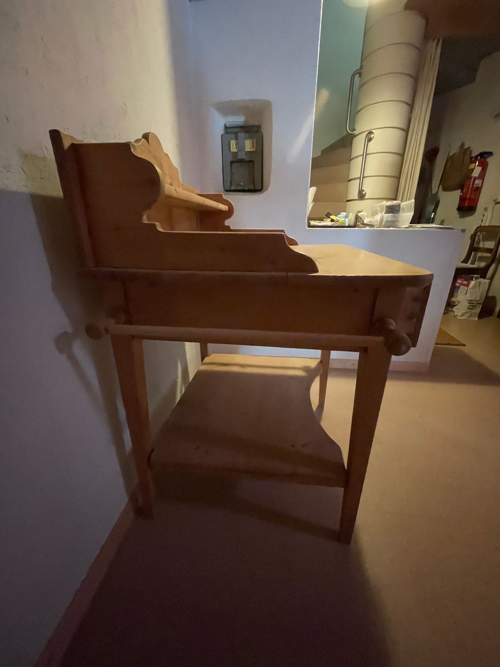 Commodes: Antikes Holzmöbel mit Schublade – D'occasion à Hausen am Albis par Werk3 5