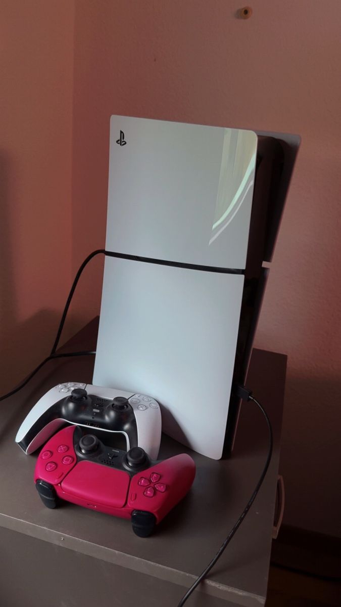 Sony Consoles: Sony PlayStation 5 Digital Edition mit 2 Controller – D'occasion à Zürich par iha_x8qc