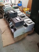 13 Brother Laserdrucker, 6 Computer und 2 Bildschirme
