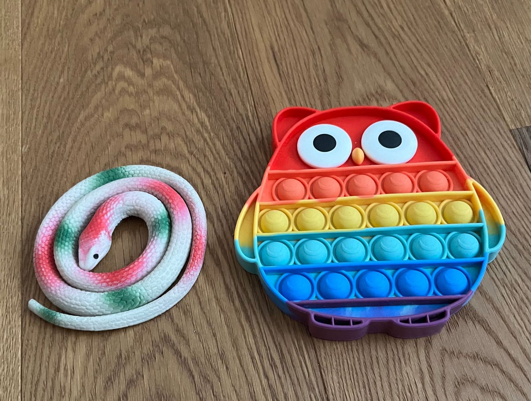 Spielzeuge: Gummischlange mit Gummi-Anti Stress Eule – Gebraucht aus Bäretswil von Ctacol