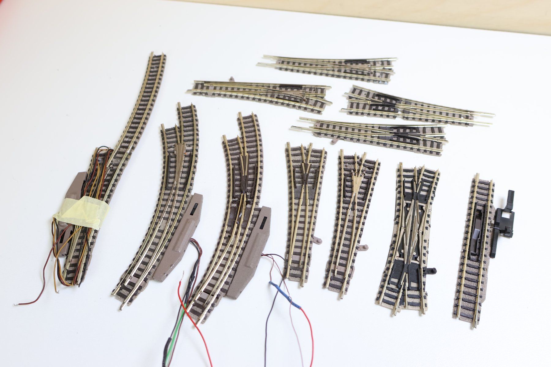Fleischmann Modellini di ferrovie: Fleischmann 10 x Weiche Spur N - Elektro/Hand – Usato da Winterthur venduto da Monstera 2