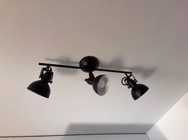 Dreiteiliger Lampenschirm.