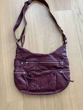 Schultertasche bordeauxrot