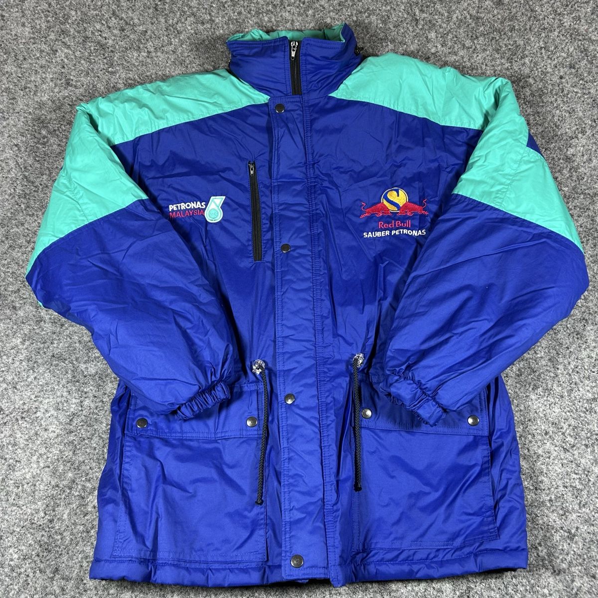 Red Bull Giacche: 1990s Red Bull jacket – Nuovo (secondo la descrizione) da La Sagne NE venduto da Matlasape