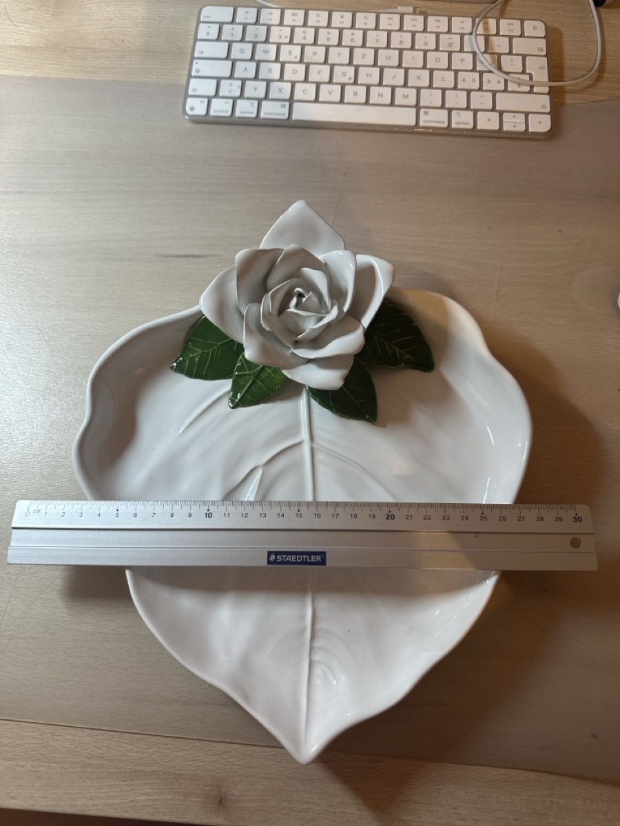 Piatti di portata: Keramikschale Blatt mit Rose Weiss – Usato da Ettingen venduto da slg_4107 3
