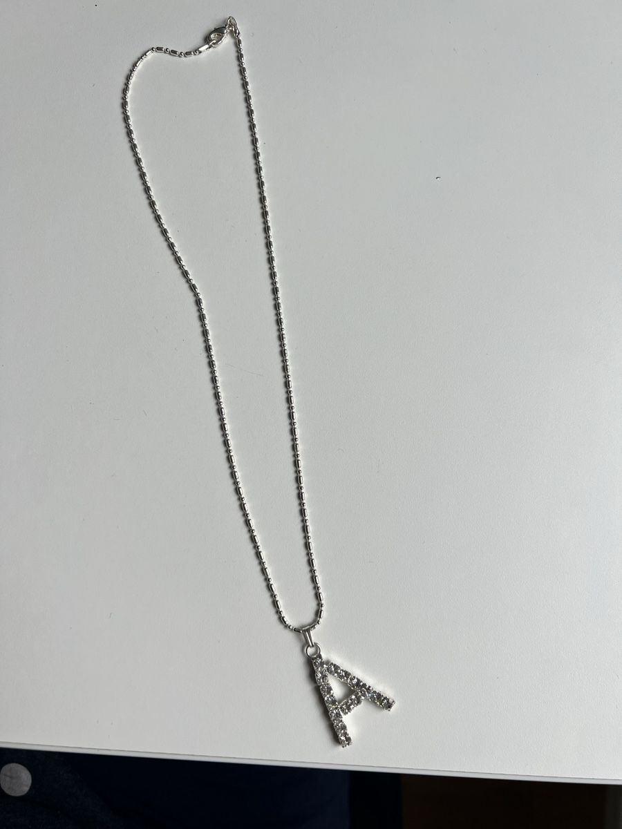 Catenine: Silberfarbige Halskette mit "A" Anhänger, Modeschmuck. – Nuovo (secondo la descrizione) da Wittenbach venduto da Tamara113