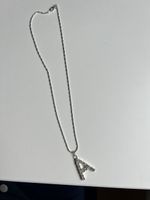 Silberfarbige Halskette mit "A" Anhänger, Modeschmuck.