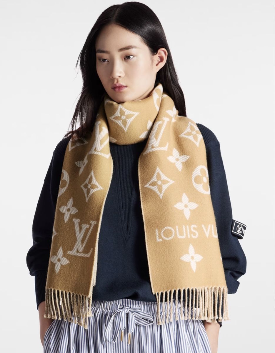 Louis Vuitton Foulard & Sciarpe: LOUIS VUITTON Essential Monogram Scarf (NEW) – Nuovo e nell'imballaggio originale da Zürich venduto da Angela_Fashion_Lover