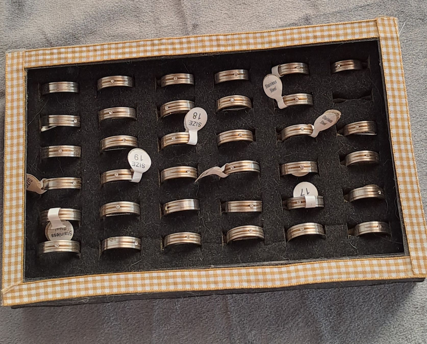 Altri gioielli: Restposten Ringe "Stainless steel" mit Steinchen – Nuovo (secondo la descrizione) da Sulgen venduto da Bmabi