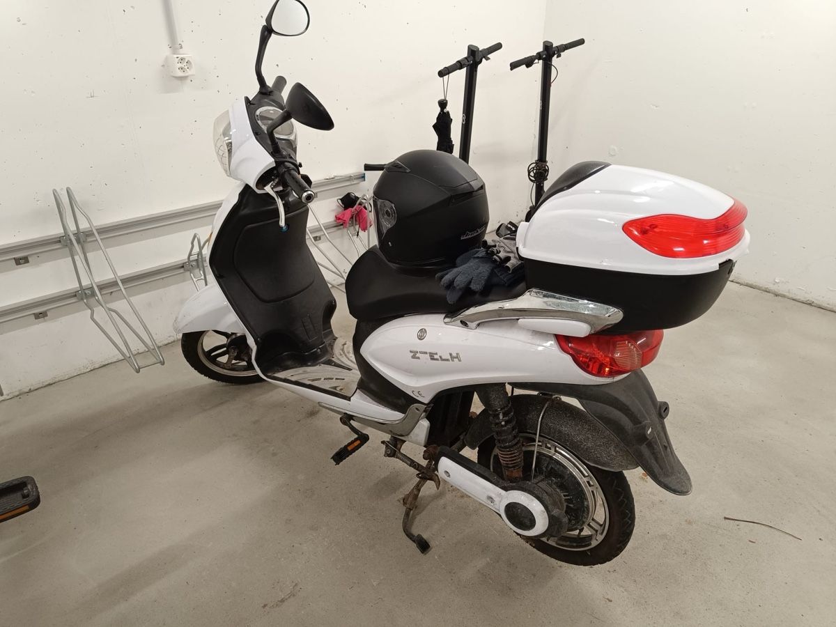 Elektromobile: Elektroroller ZTECH weiss mit Topcase – Gebraucht aus Honau von joa_gmw6