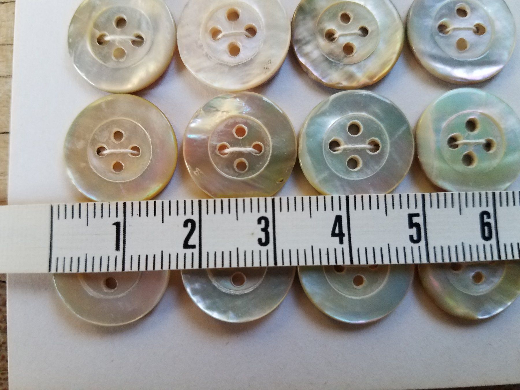 Bottoni: 24 Opal Perlmutt Knöpfe Perlmuttknopf Perlmuttknöpfe – Usato da Rorschacherberg venduto da Marubium 2