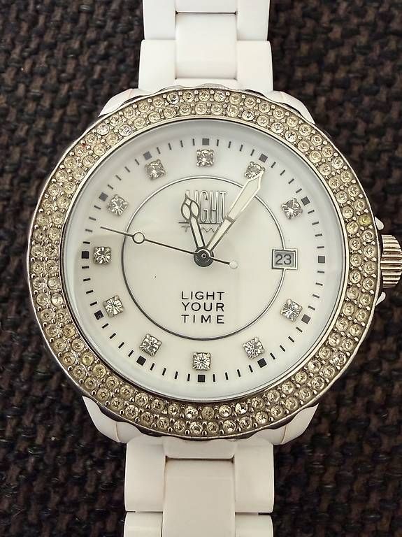 Orologi: Montre blanche avec brillants synthétiques – Usato da Goumoens-la-Ville venduto da SandieF