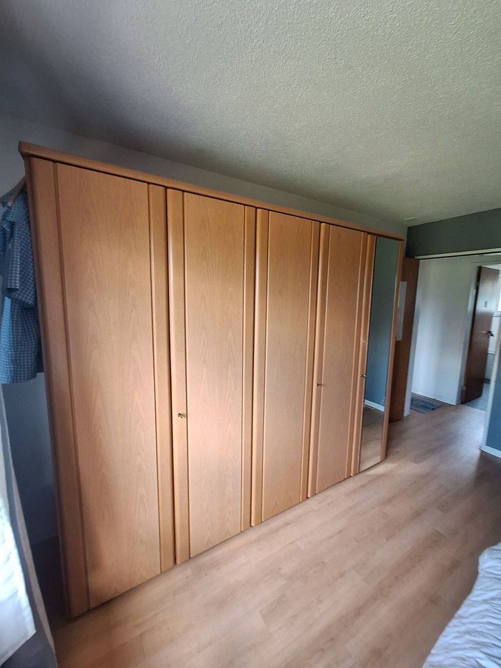 Schränke: Kleiderschrank – Gebraucht aus Tann von Katerdik
