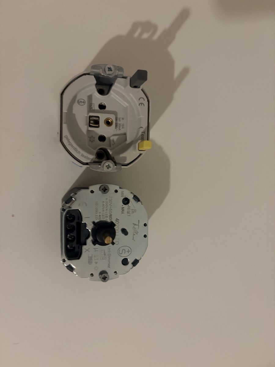 Feller Stecker: Tiefeneinstelleruni-Dimmer/ SidoSteckdose – Gebraucht aus Niederuzwil von zyg_fnf5