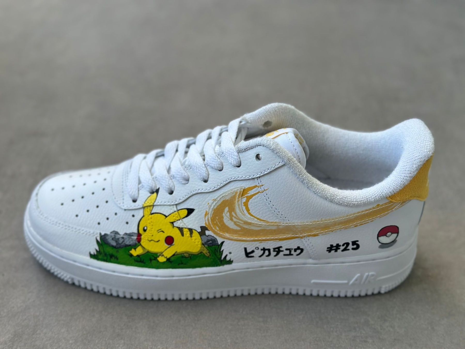 Nike Scarpe da uomo: Nike Air Force 1 Custom Pikachu, Gr. 42.5 – Nuovo e nell'imballaggio originale da Edlibach venduto da leo_ftr7 1