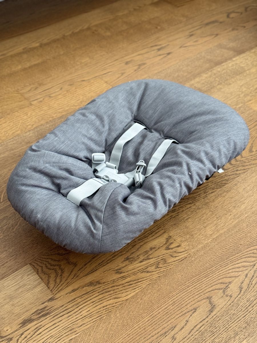 Stokke Seggioloni: STOKKE Tripp Trapp Newborn Aufsatz – Usato da Pfäffikon ZH venduto da michi_fluck