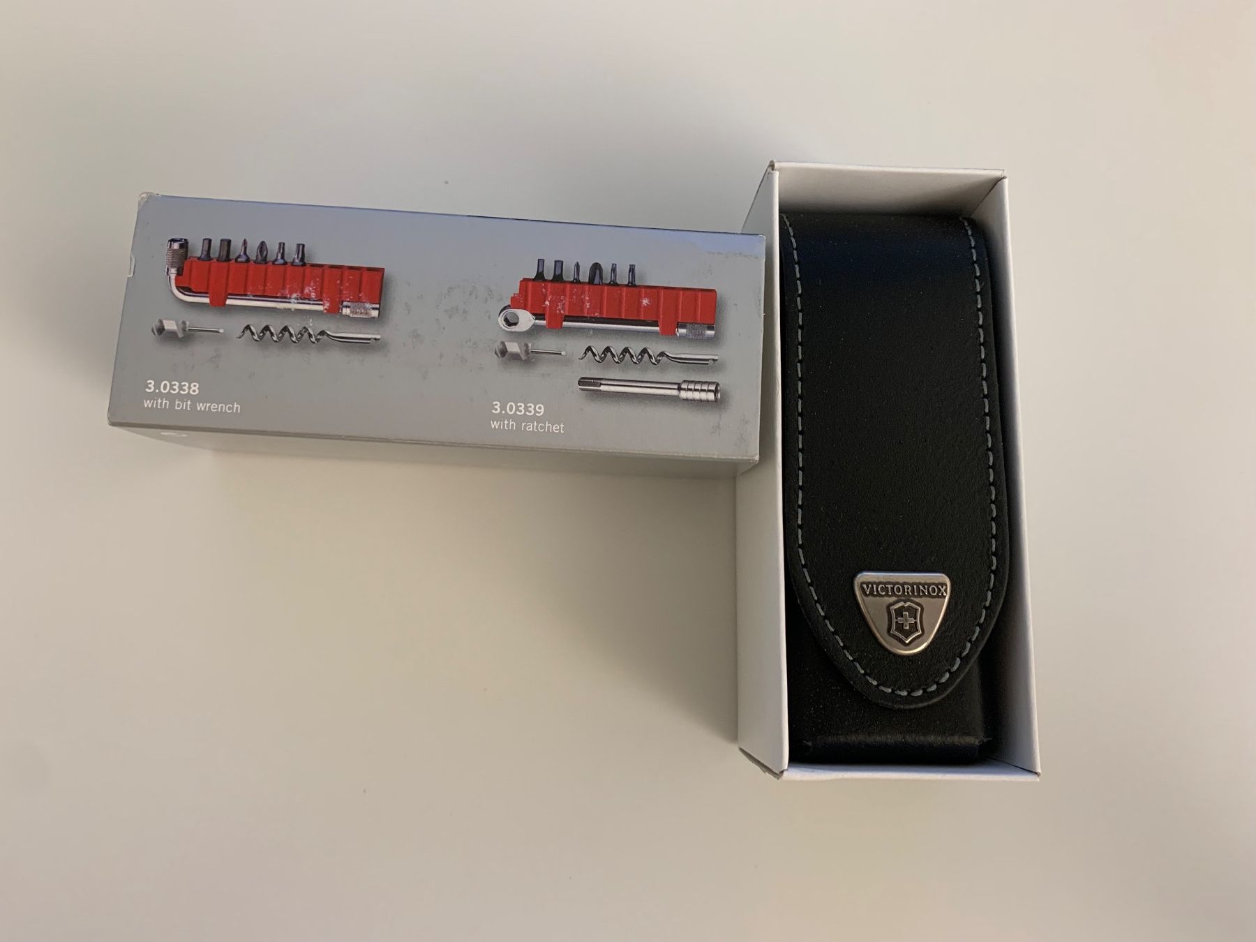 Victorinox Coltelli tascabile: Victorinox Swiss Tool Plus Multifunktionsmesser Neu – Nuovo (secondo la descrizione) da Goldau venduto da WatchDealer1 2